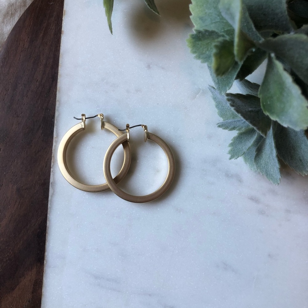 The Winnie - Vintage Matte Gold Hoop Earring - Picture 5 of 8